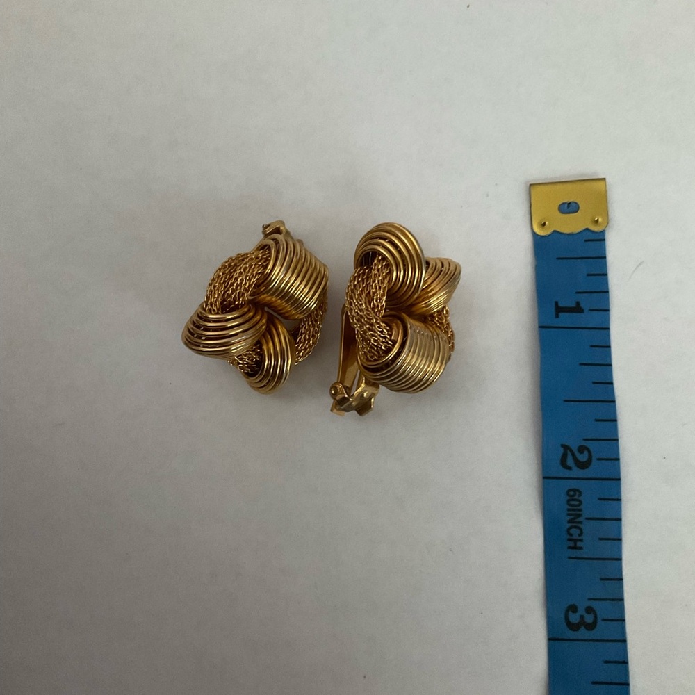 VINTAGE HOBÉ GOLD TONE KNOT CLIP ON EARRINGS - Picture 5 of 6